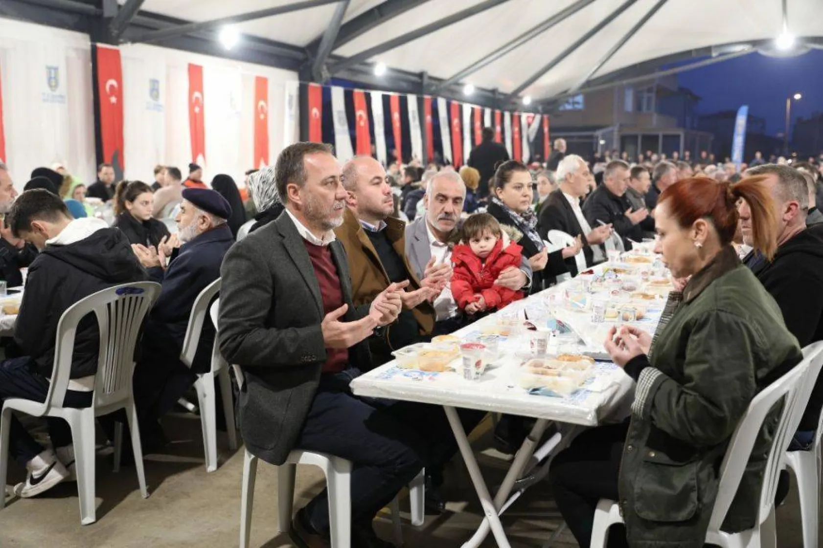 Gönül sofralarında oruçlar hep birlikte açılıyor