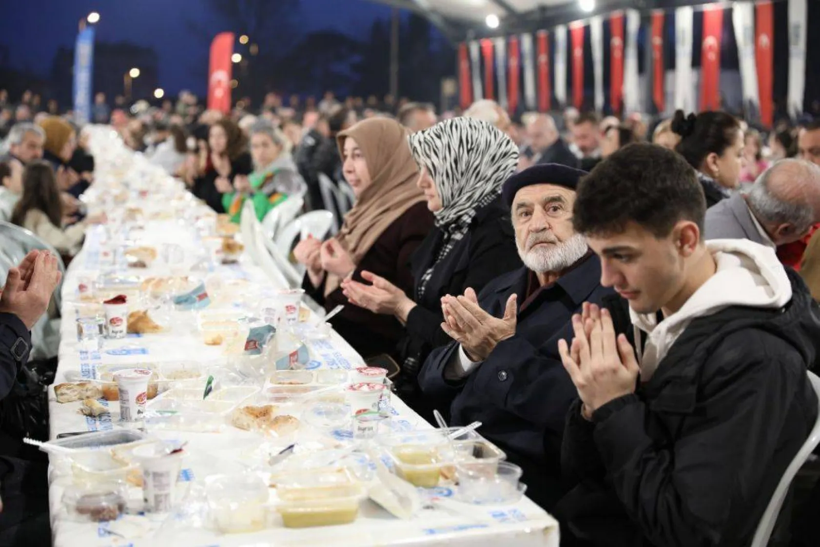 Gönül sofralarında oruçlar hep birlikte açılıyor