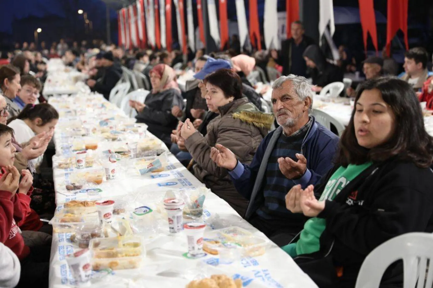 Gönül sofralarında oruçlar hep birlikte açılıyor