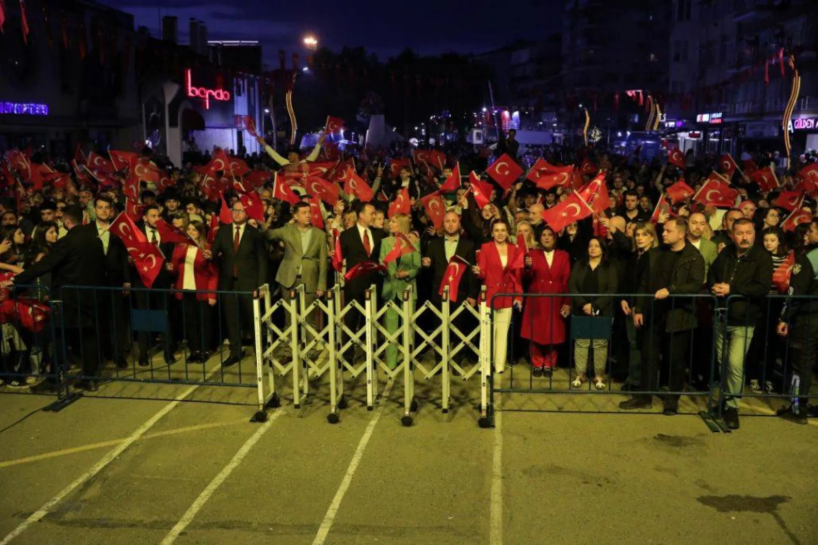 Silivri 19 Mayıs'ta kırmızı beyaza büründü