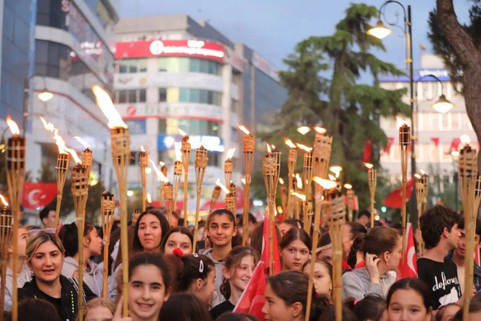 Silivri 19 Mayıs'ta kırmızı beyaza büründü