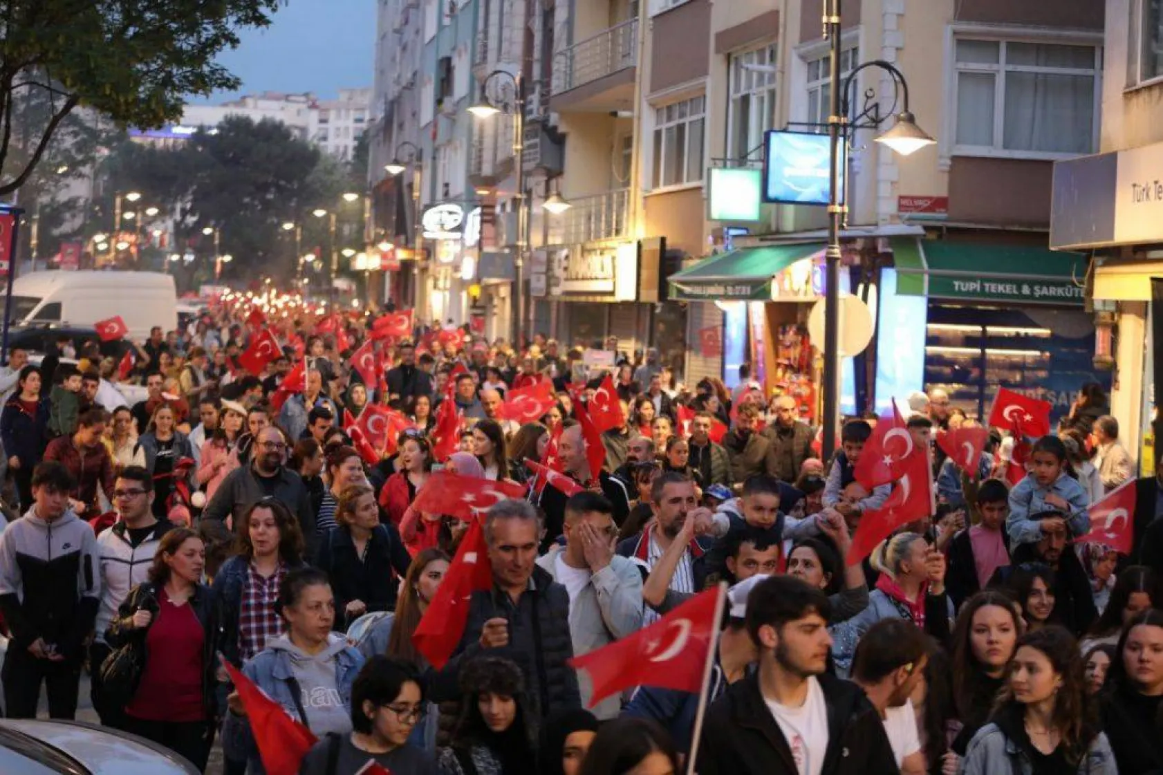 Silivri 19 Mayıs'ta kırmızı beyaza büründü