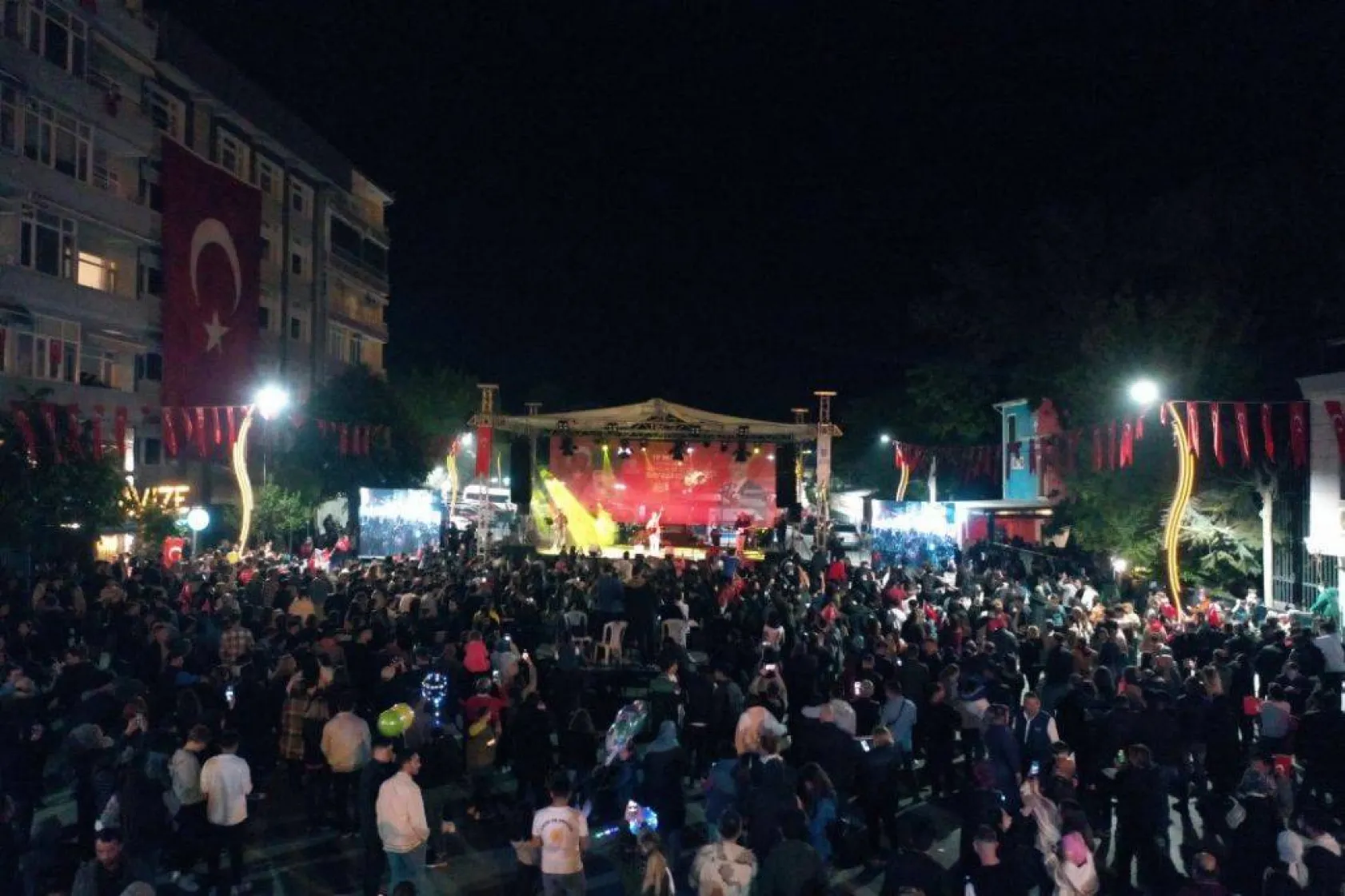 Silivri 19 Mayıs'ta kırmızı beyaza büründü