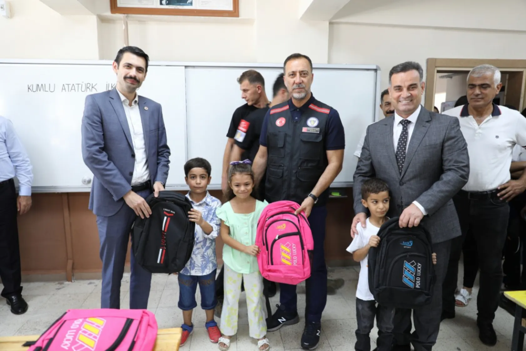 Depremzede Öğrencilerin Çanta ve Kırtasiye Malzemesi Başkan Yılmaz'dan