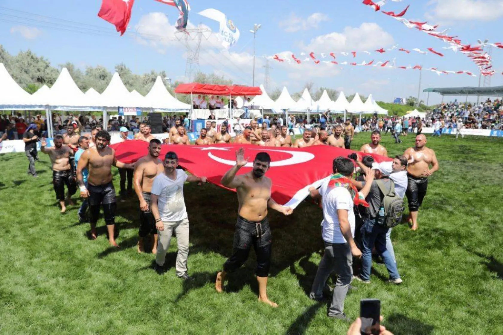 Başpehlivanlar Silivri er meydanını titretti