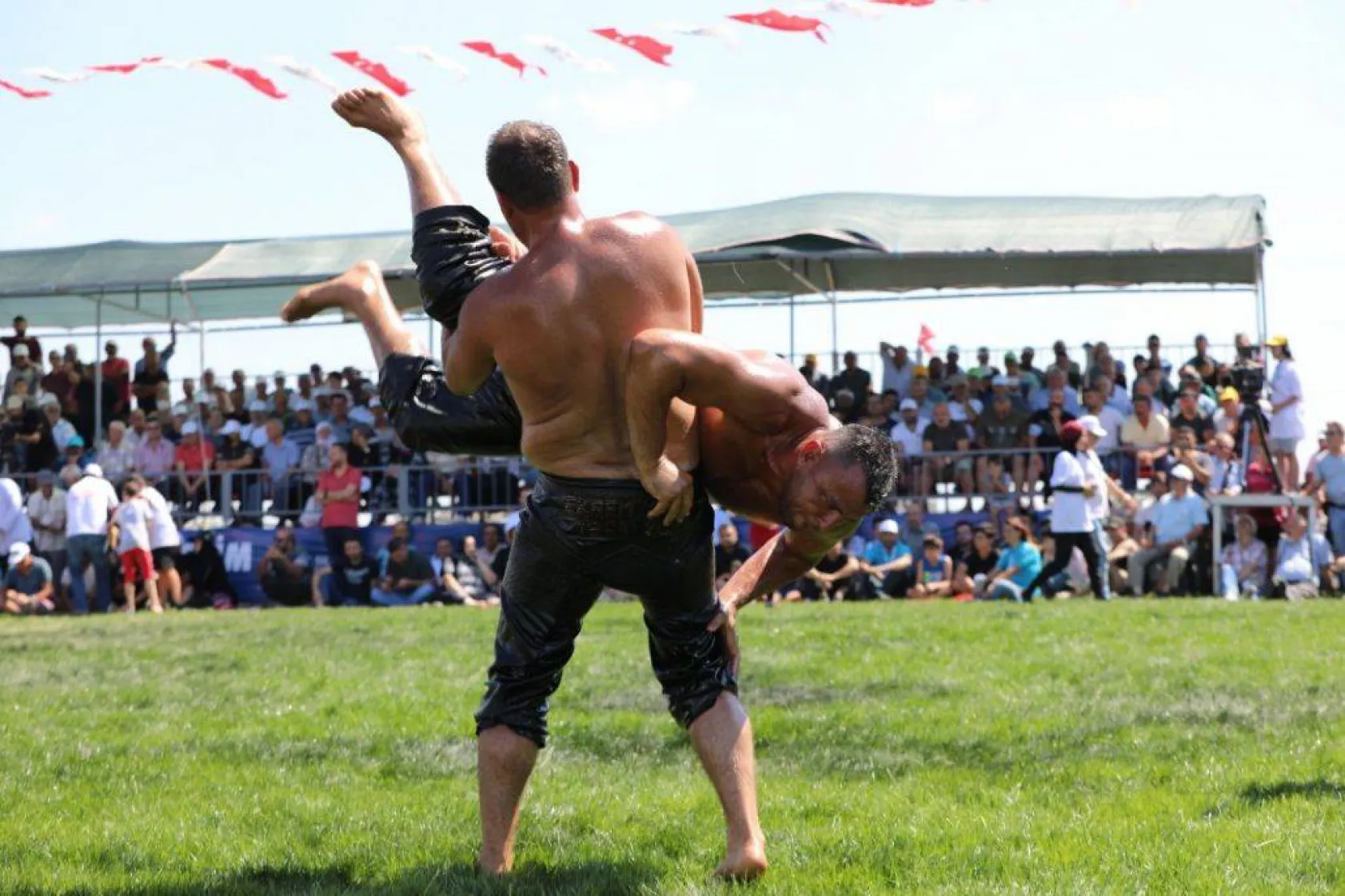 Başpehlivanlar Silivri er meydanını titretti