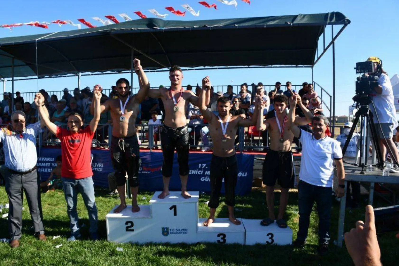 Başpehlivanlar Silivri er meydanını titretti