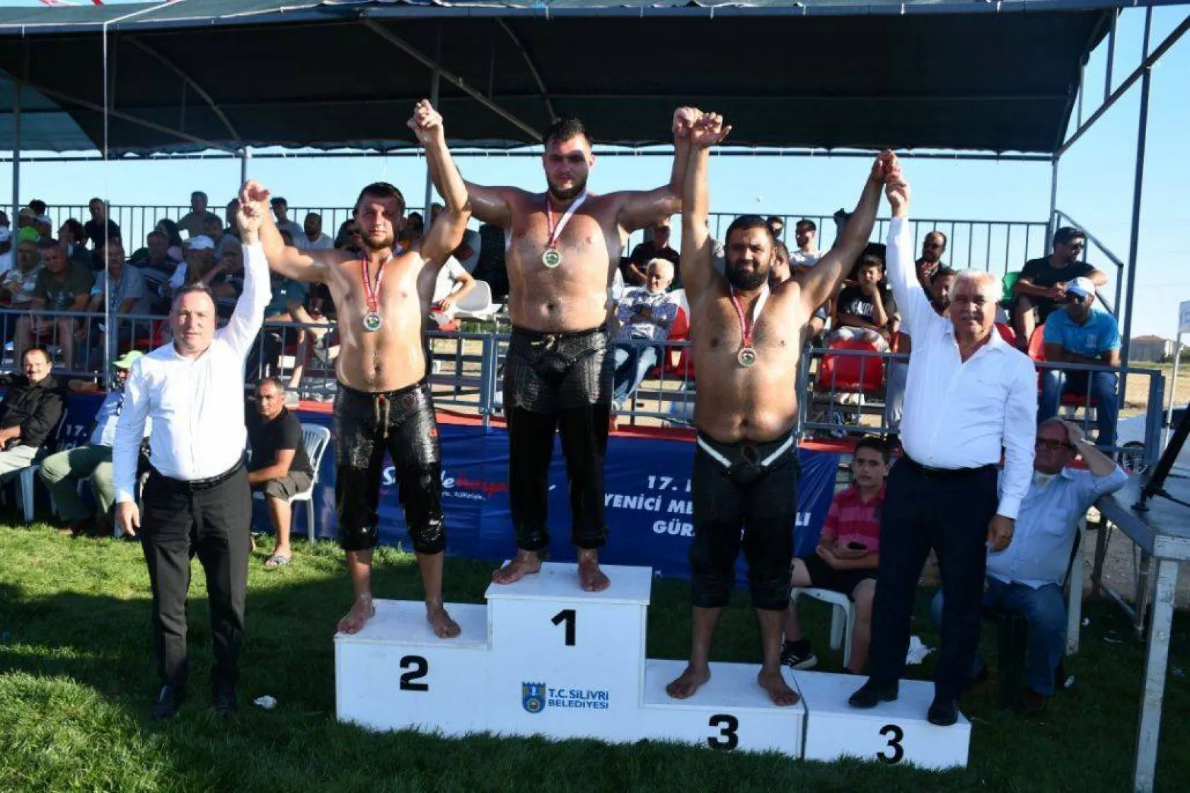 Başpehlivanlar Silivri er meydanını titretti