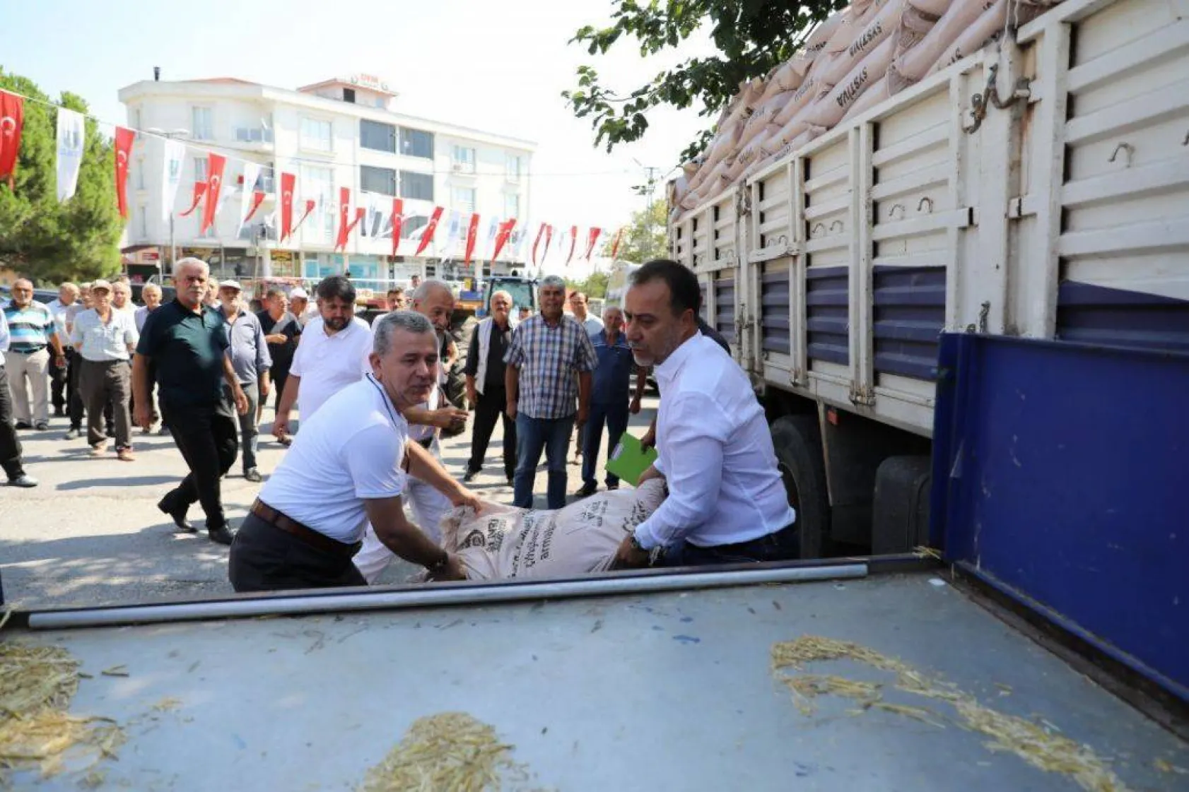 Çanta ve Gümüşyakalı üreticilere tohumluk arpa desteği