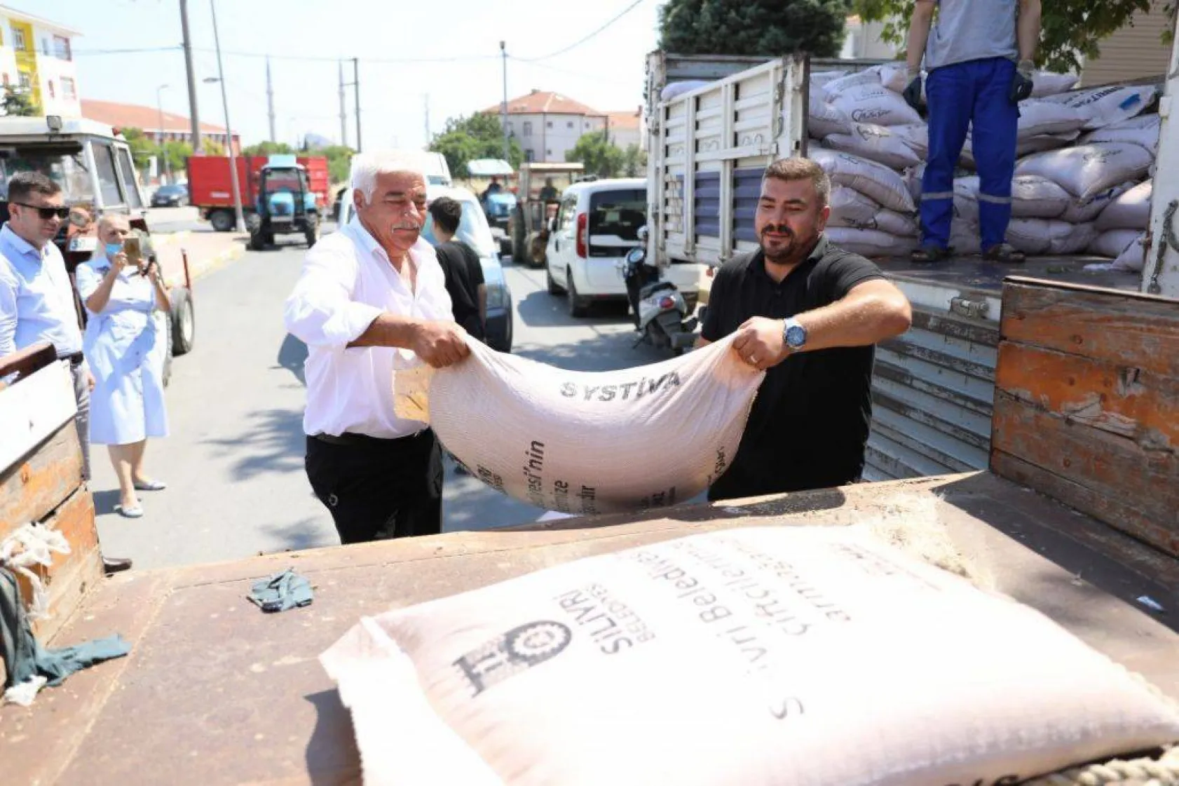 Çanta ve Gümüşyakalı üreticilere tohumluk arpa desteği