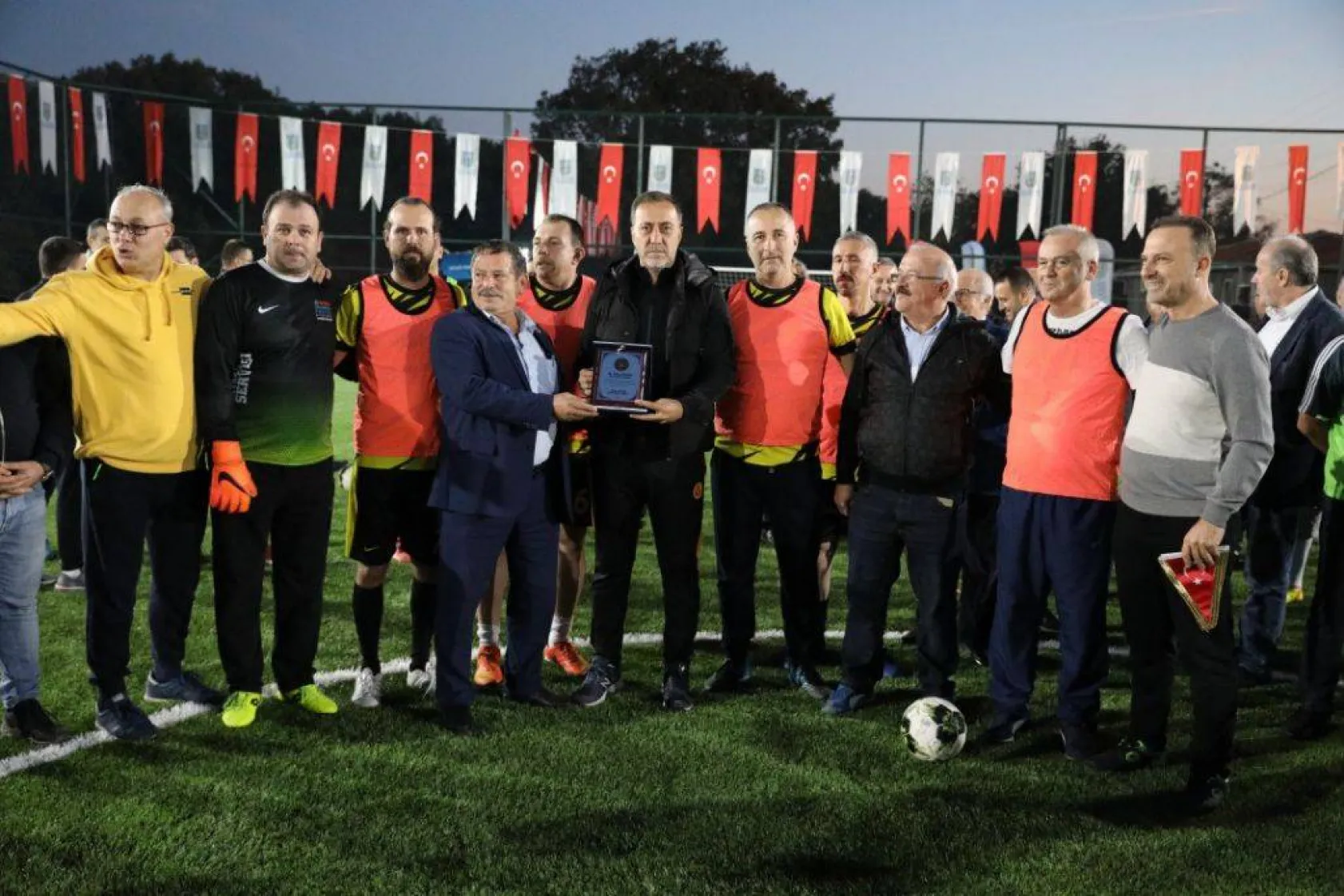 Kurfallı futbol sahası gösteri maçıyla açıldı