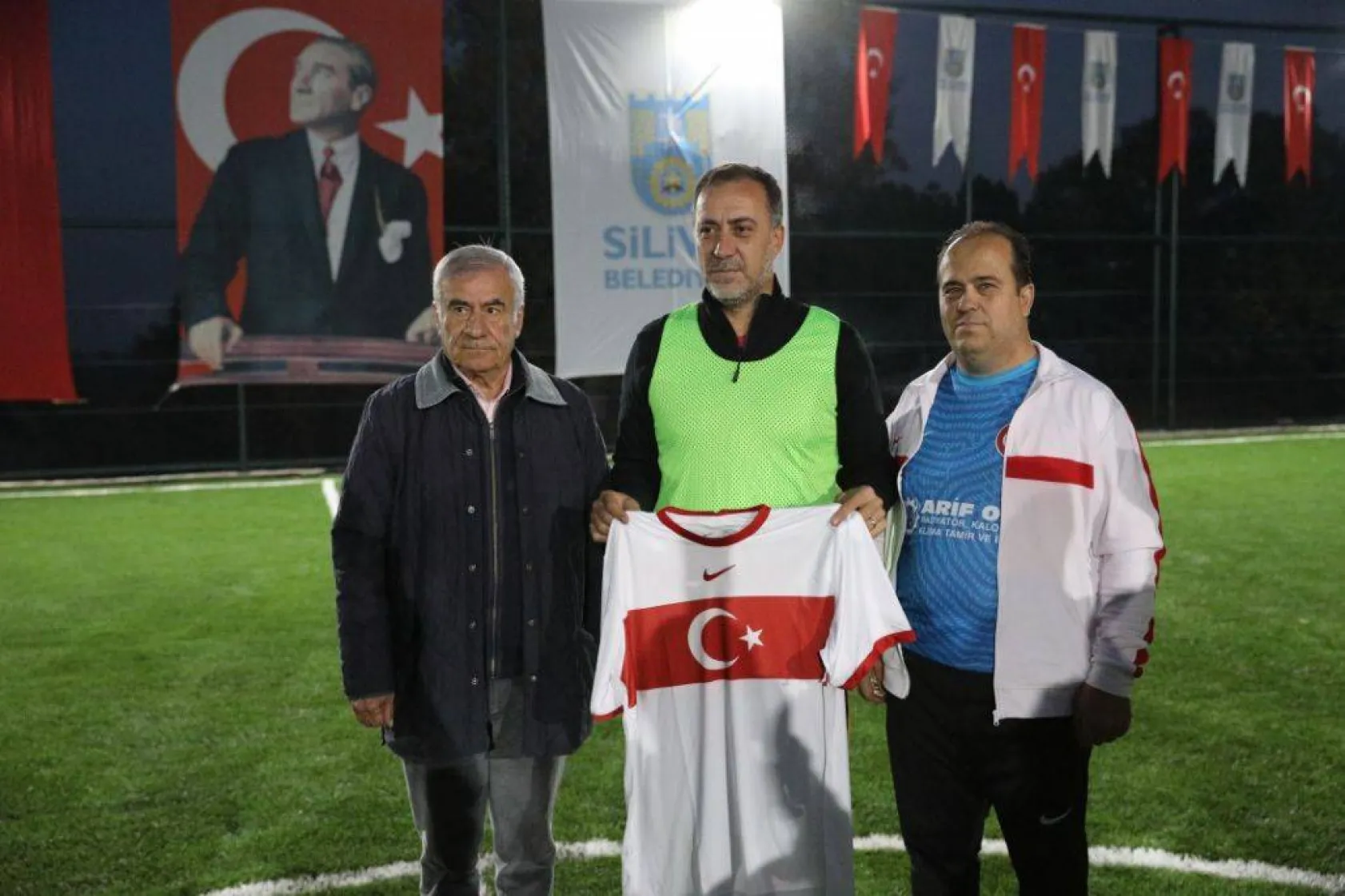 Kurfallı futbol sahası gösteri maçıyla açıldı