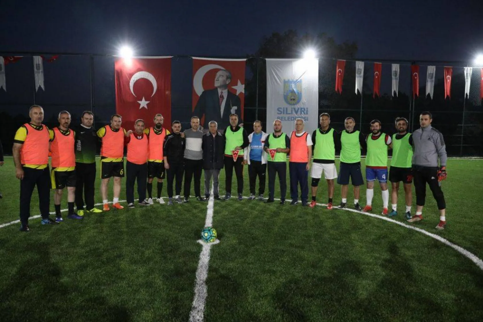Kurfallı futbol sahası gösteri maçıyla açıldı