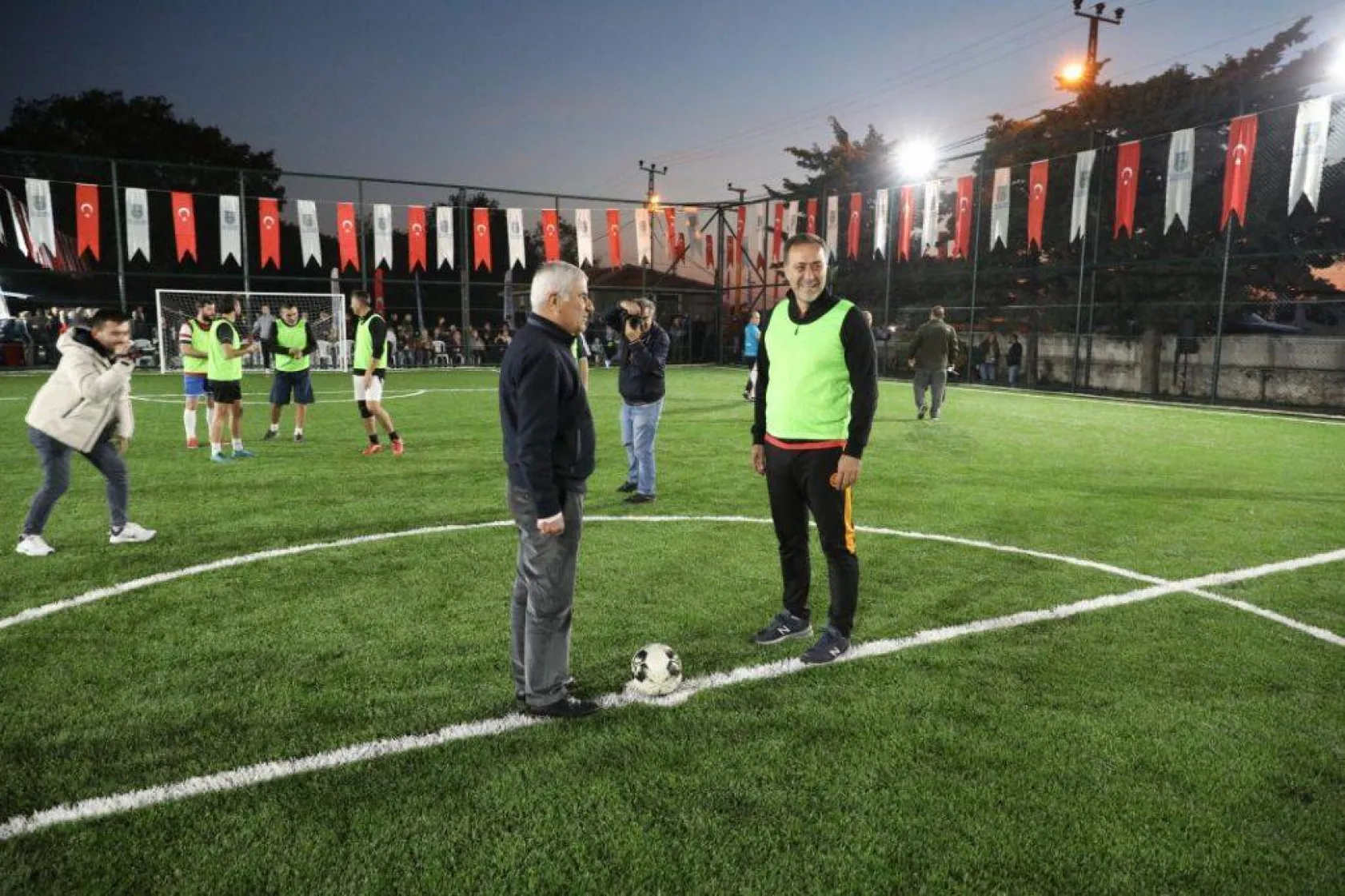 Kurfallı futbol sahası gösteri maçıyla açıldı