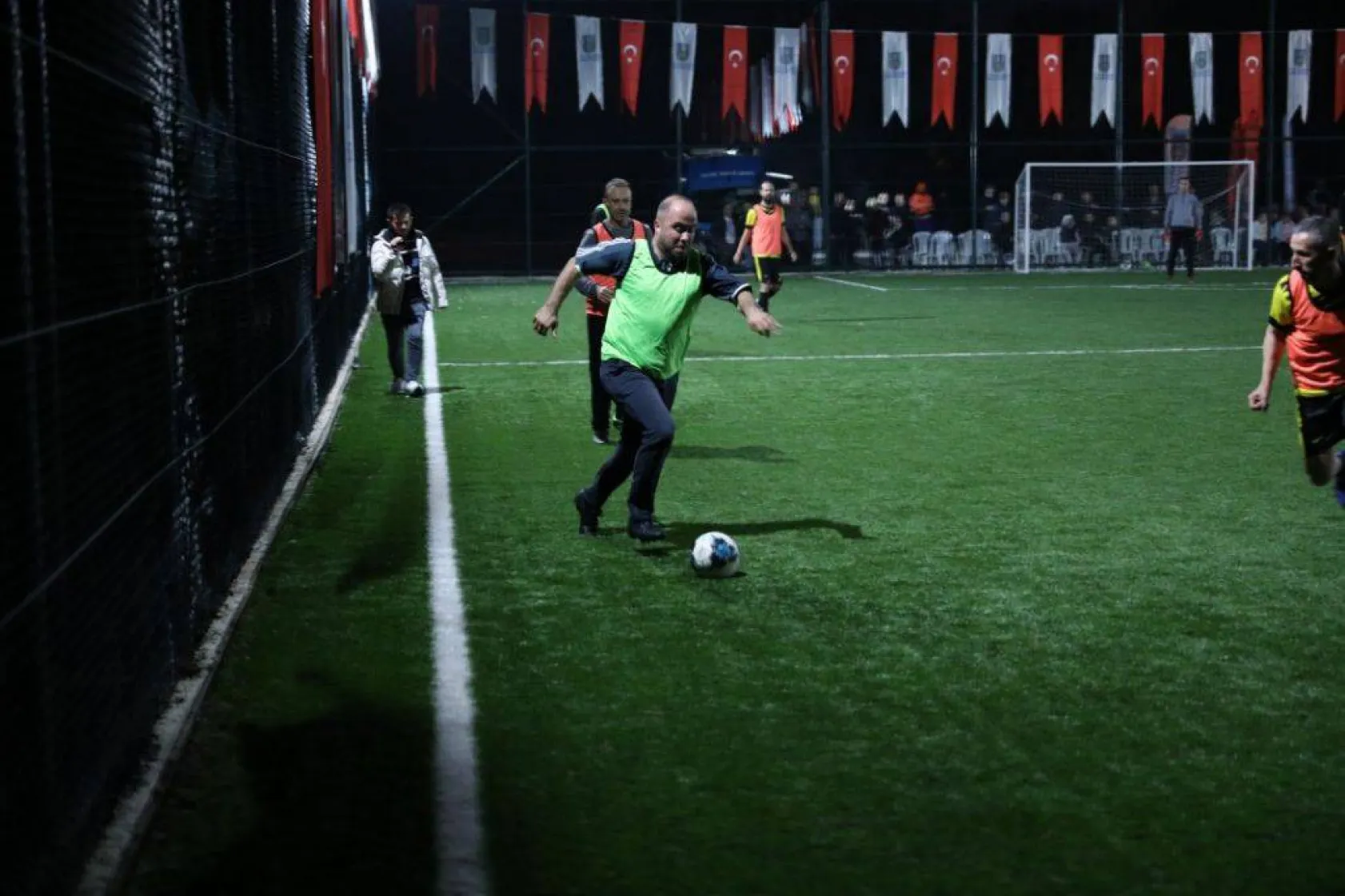 Kurfallı futbol sahası gösteri maçıyla açıldı