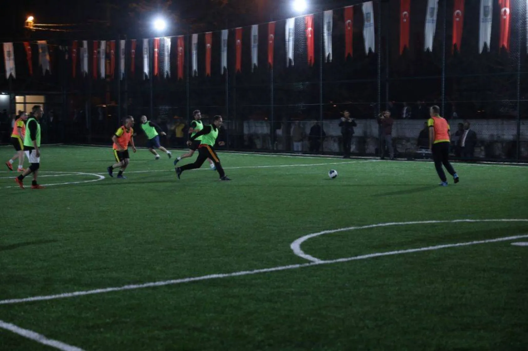 Kurfallı futbol sahası gösteri maçıyla açıldı