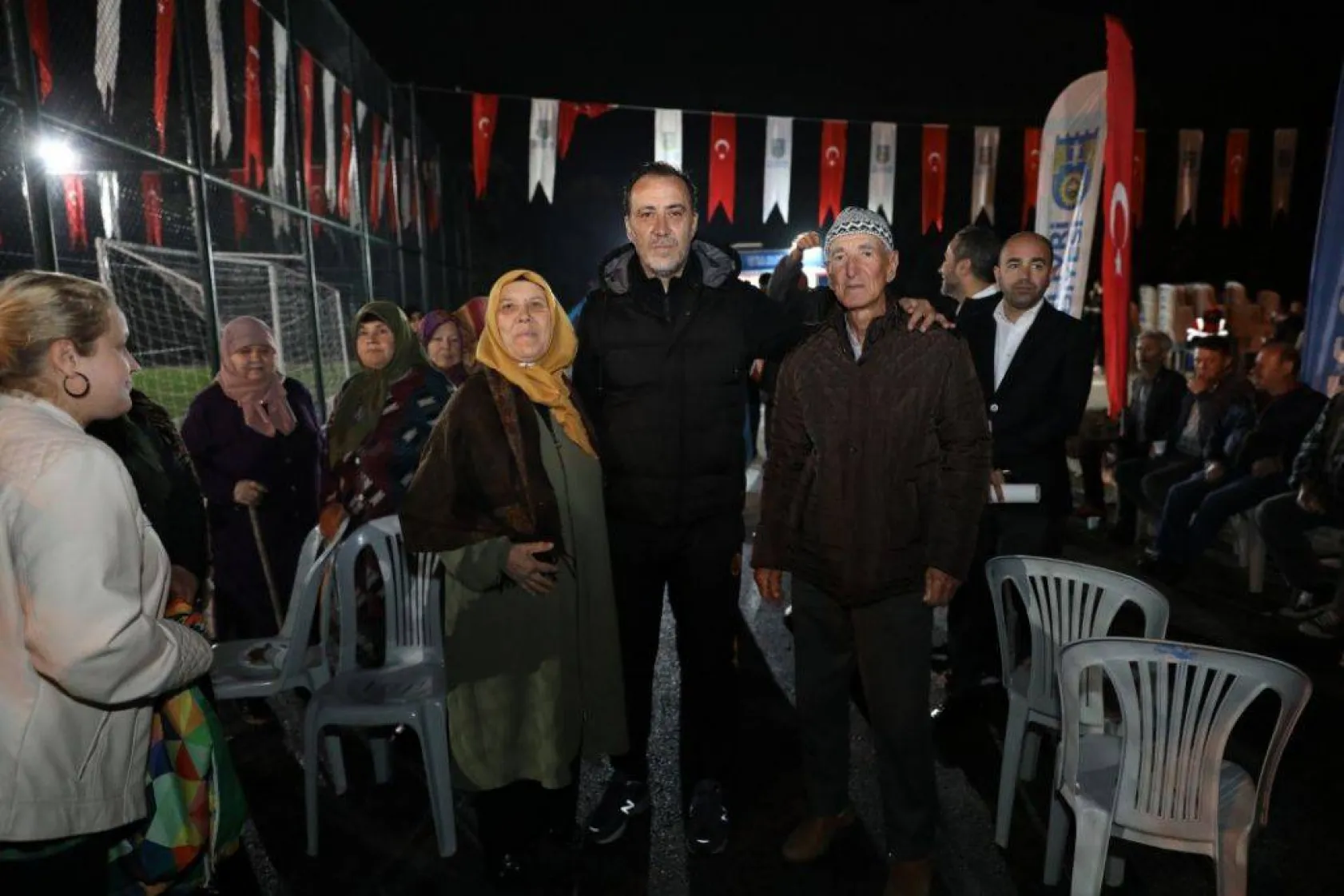 Kurfallı futbol sahası gösteri maçıyla açıldı