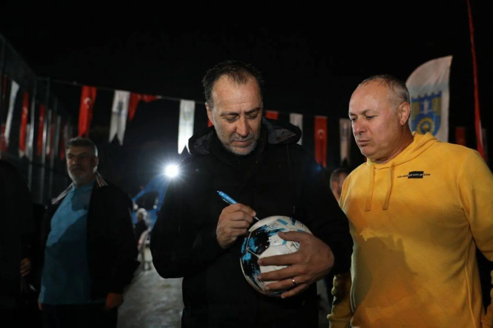 Kurfallı futbol sahası gösteri maçıyla açıldı