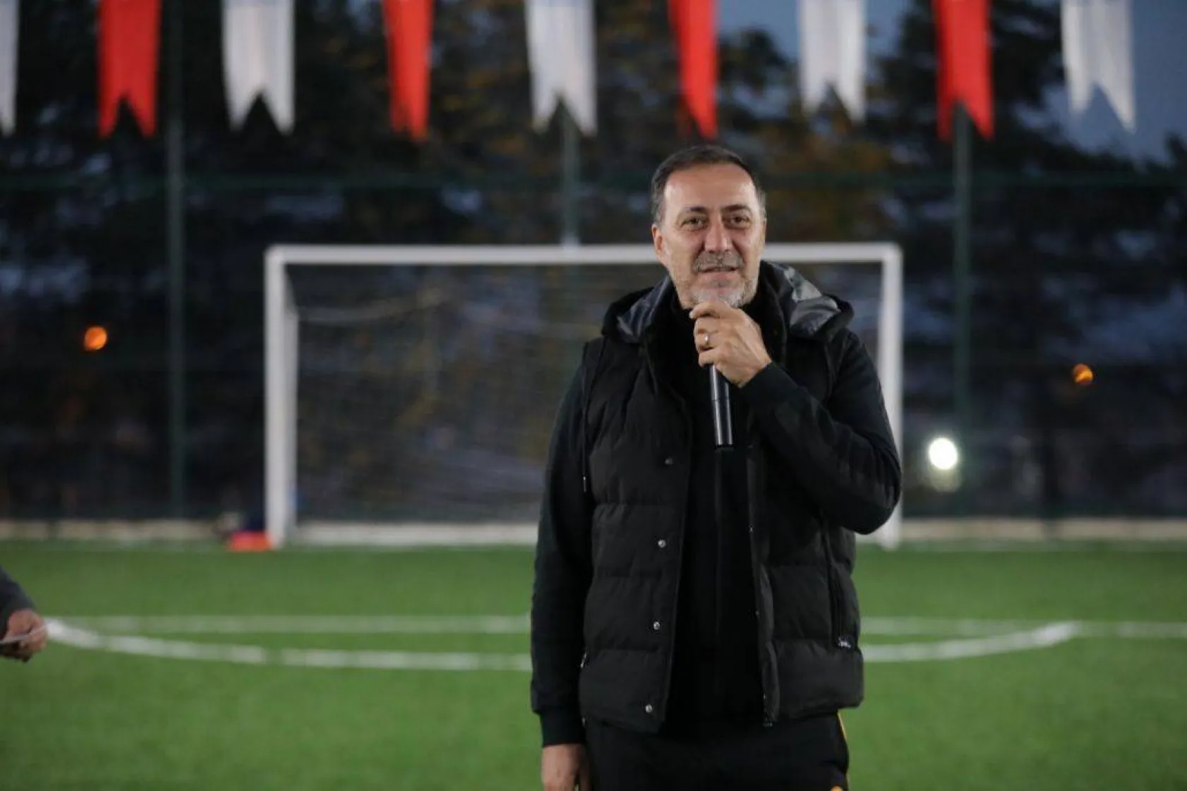 Kurfallı futbol sahası gösteri maçıyla açıldı