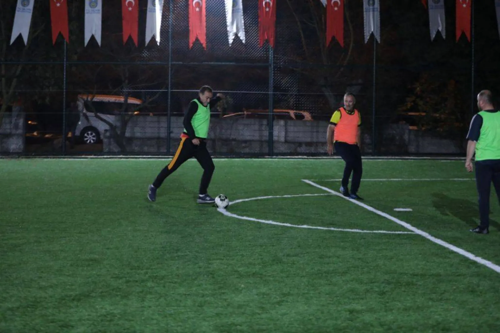 Kurfallı futbol sahası gösteri maçıyla açıldı