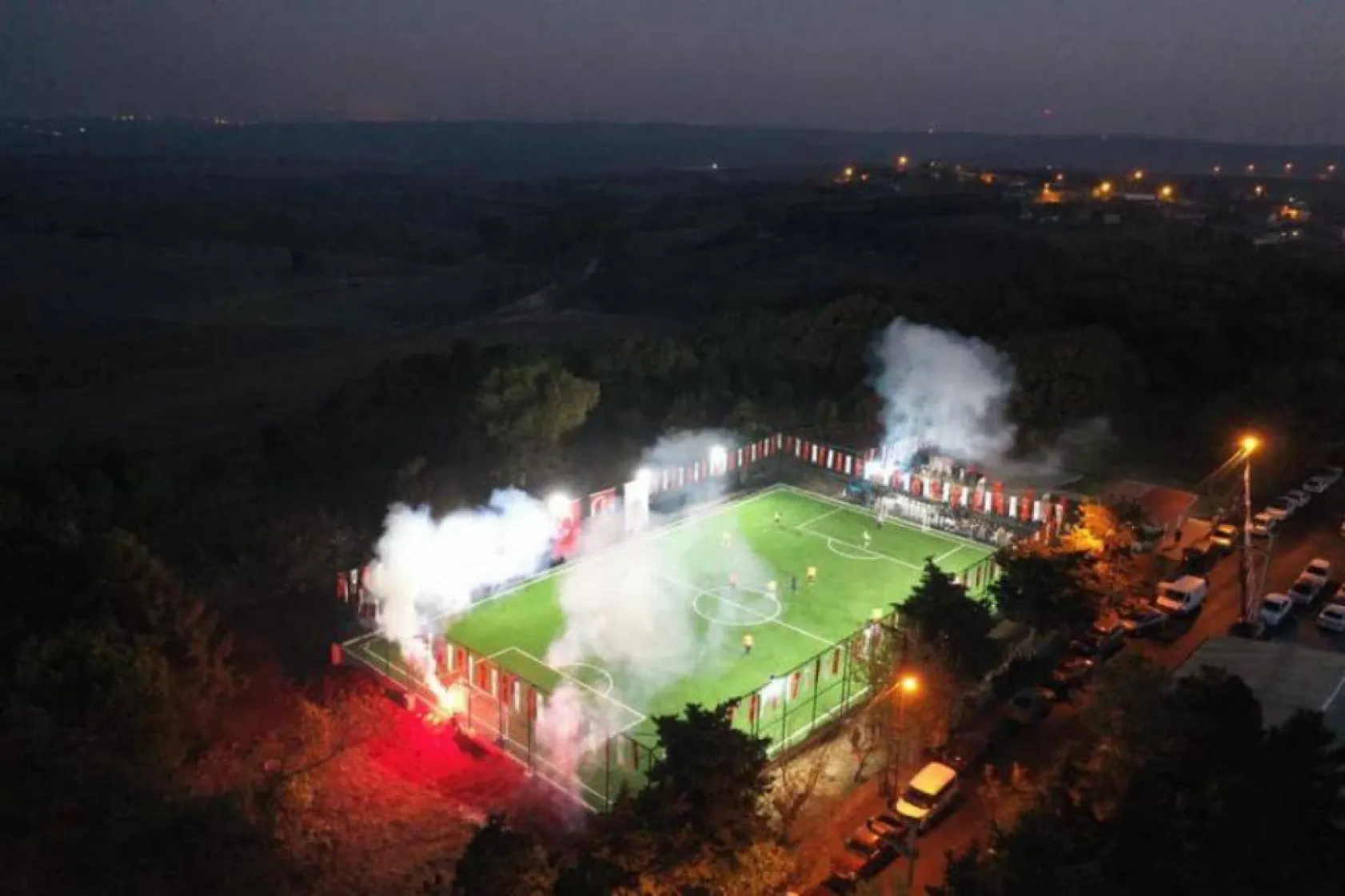 Kurfallı futbol sahası gösteri maçıyla açıldı