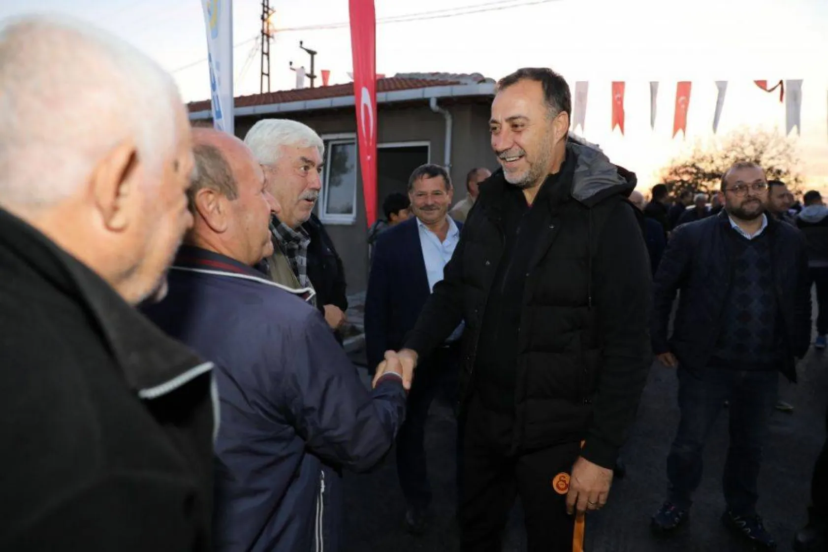 Kurfallı futbol sahası gösteri maçıyla açıldı