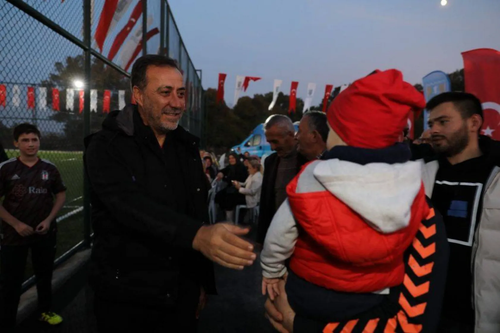 Kurfallı futbol sahası gösteri maçıyla açıldı