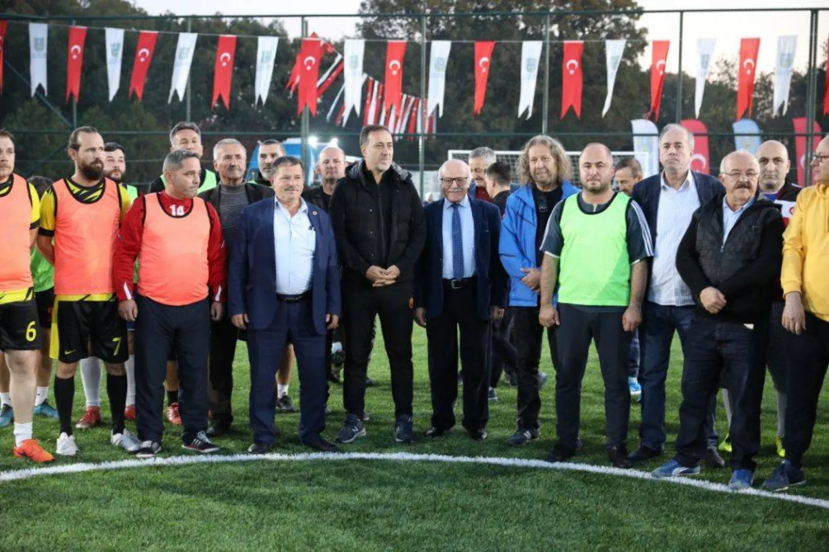 Kurfallı futbol sahası gösteri maçıyla açıldı