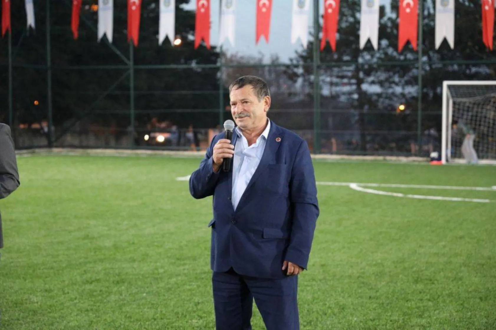 Kurfallı futbol sahası gösteri maçıyla açıldı