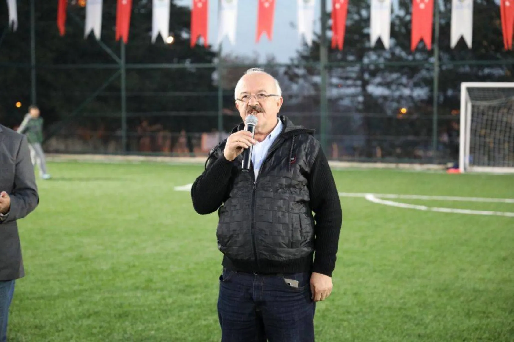Kurfallı futbol sahası gösteri maçıyla açıldı