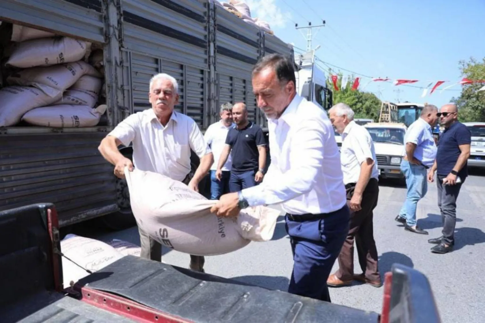 Silivrili çiftçilerin tohumluk arpa sevinci devam ediyor