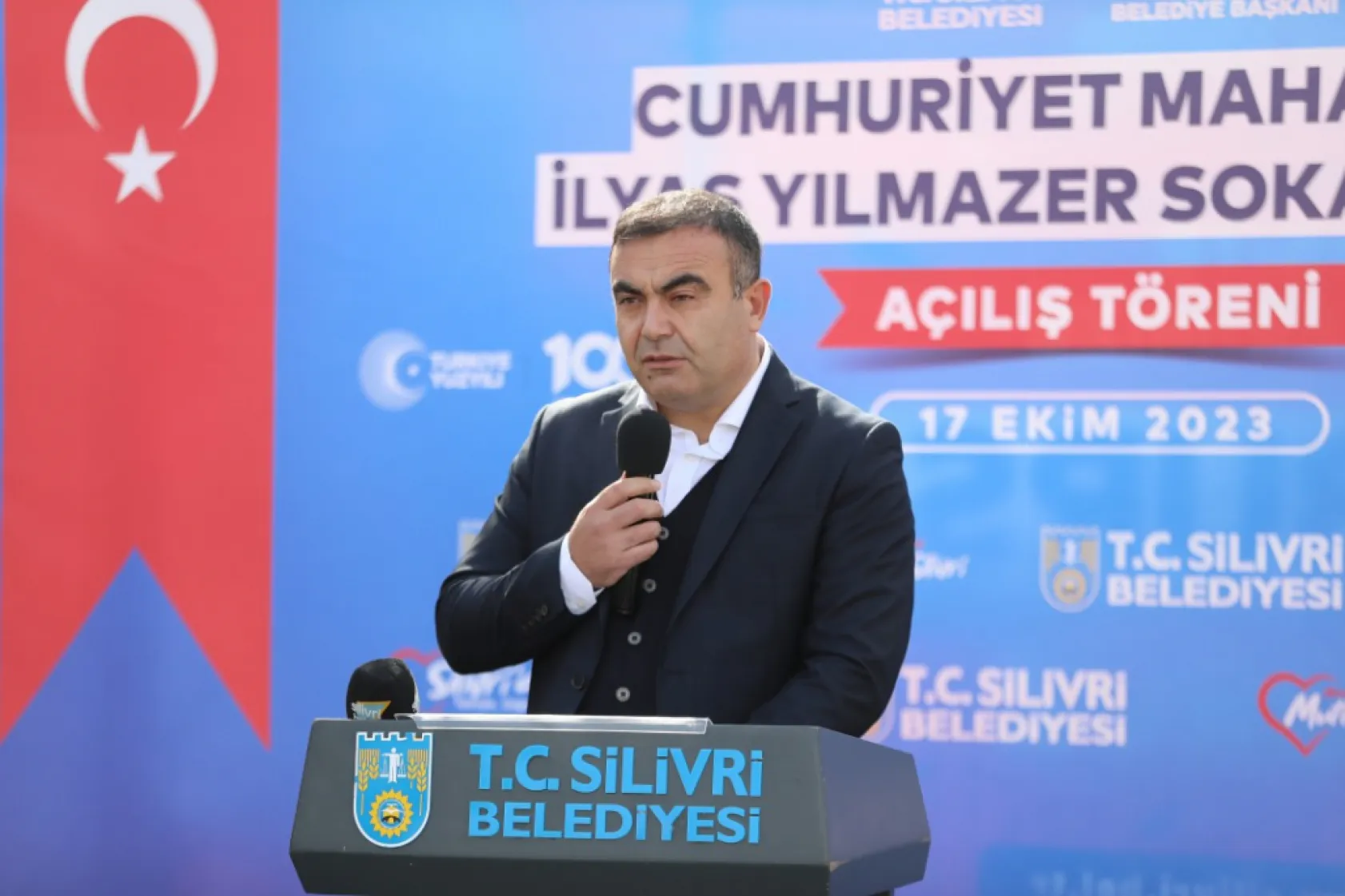 Başkan Yılmaz: 'Silivri'nin üzerinde biriken tozu ve kiri süpürüyoruz'