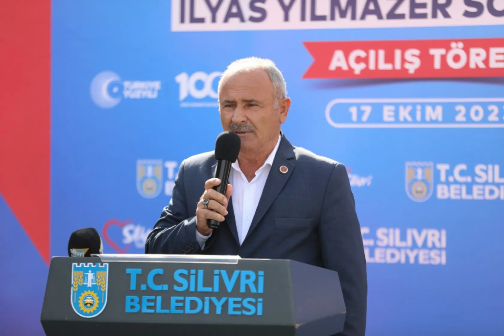 Başkan Yılmaz: 'Silivri'nin üzerinde biriken tozu ve kiri süpürüyoruz'