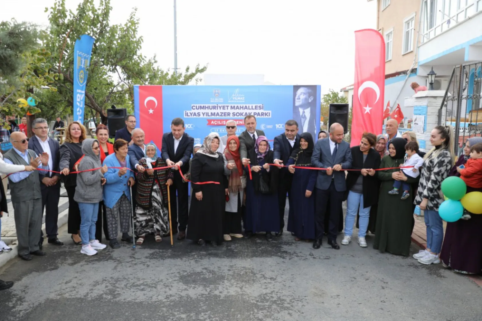 Başkan Yılmaz: 'Silivri'nin üzerinde biriken tozu ve kiri süpürüyoruz'