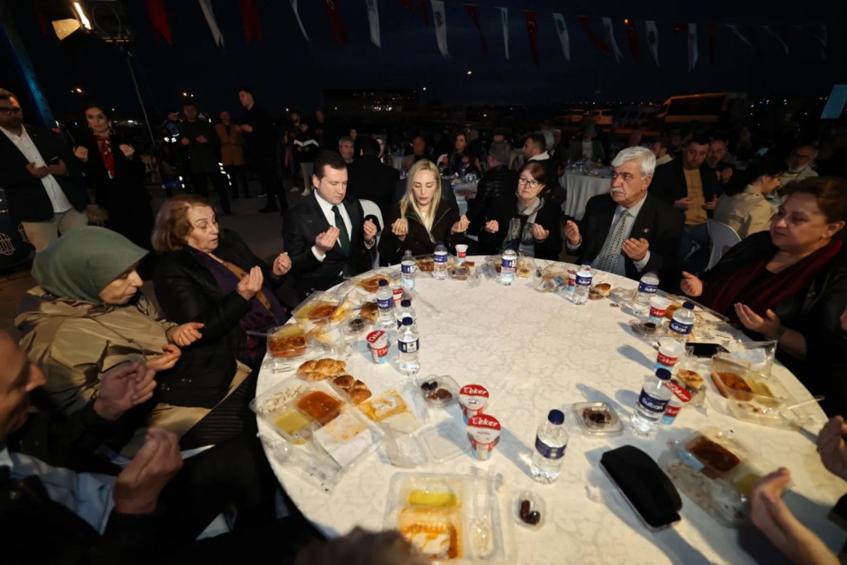 Silivri Sahilinde Büyük İftar Programı Gerçekleşti