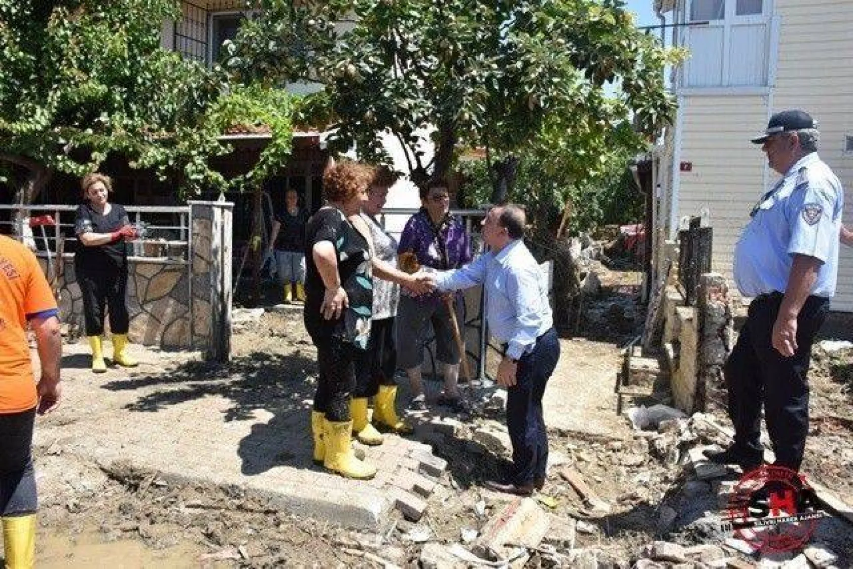 Sel bölgesine ziyaretler sürüyor