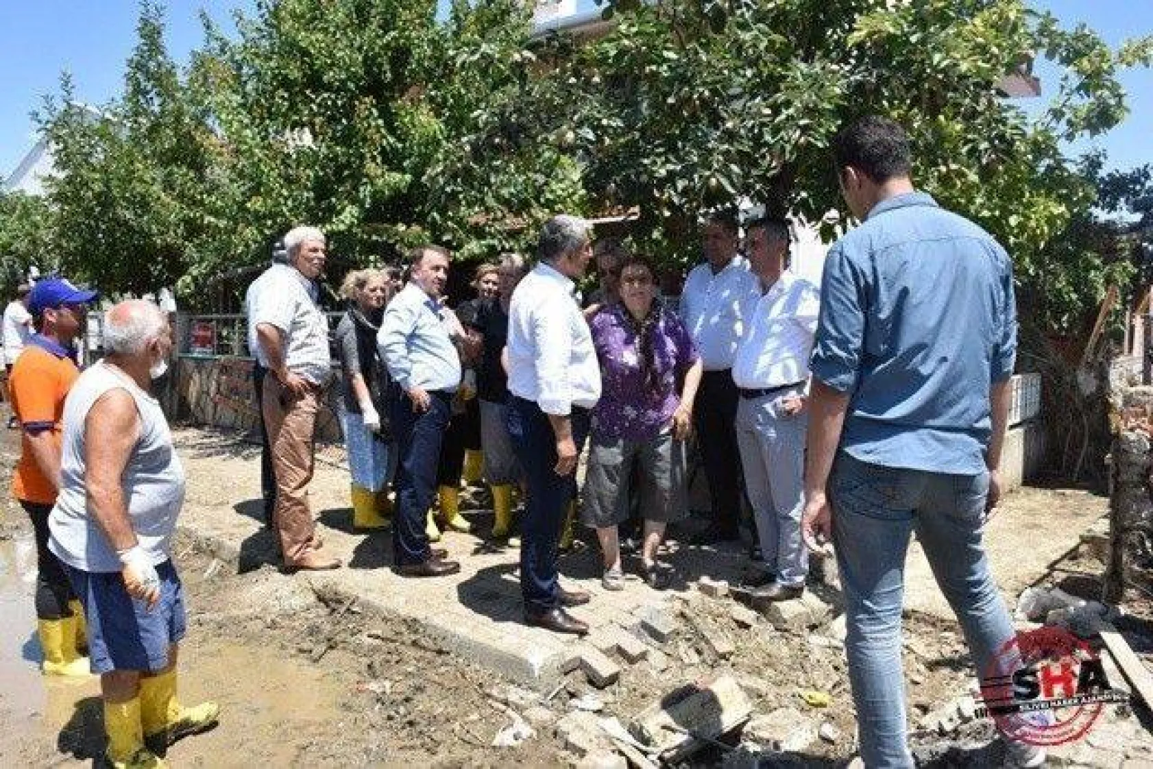 Sel bölgesine ziyaretler sürüyor