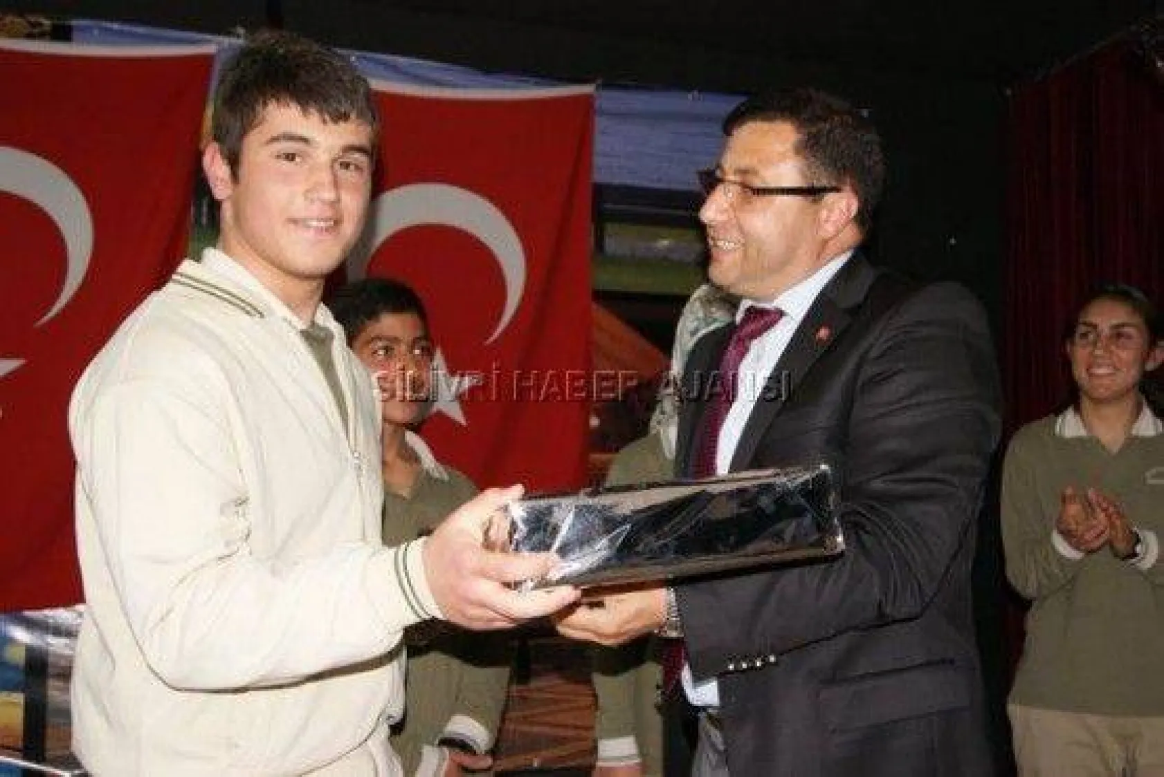 İmam Hatipliler'den Karakaş'a Teşekkür Plaketi