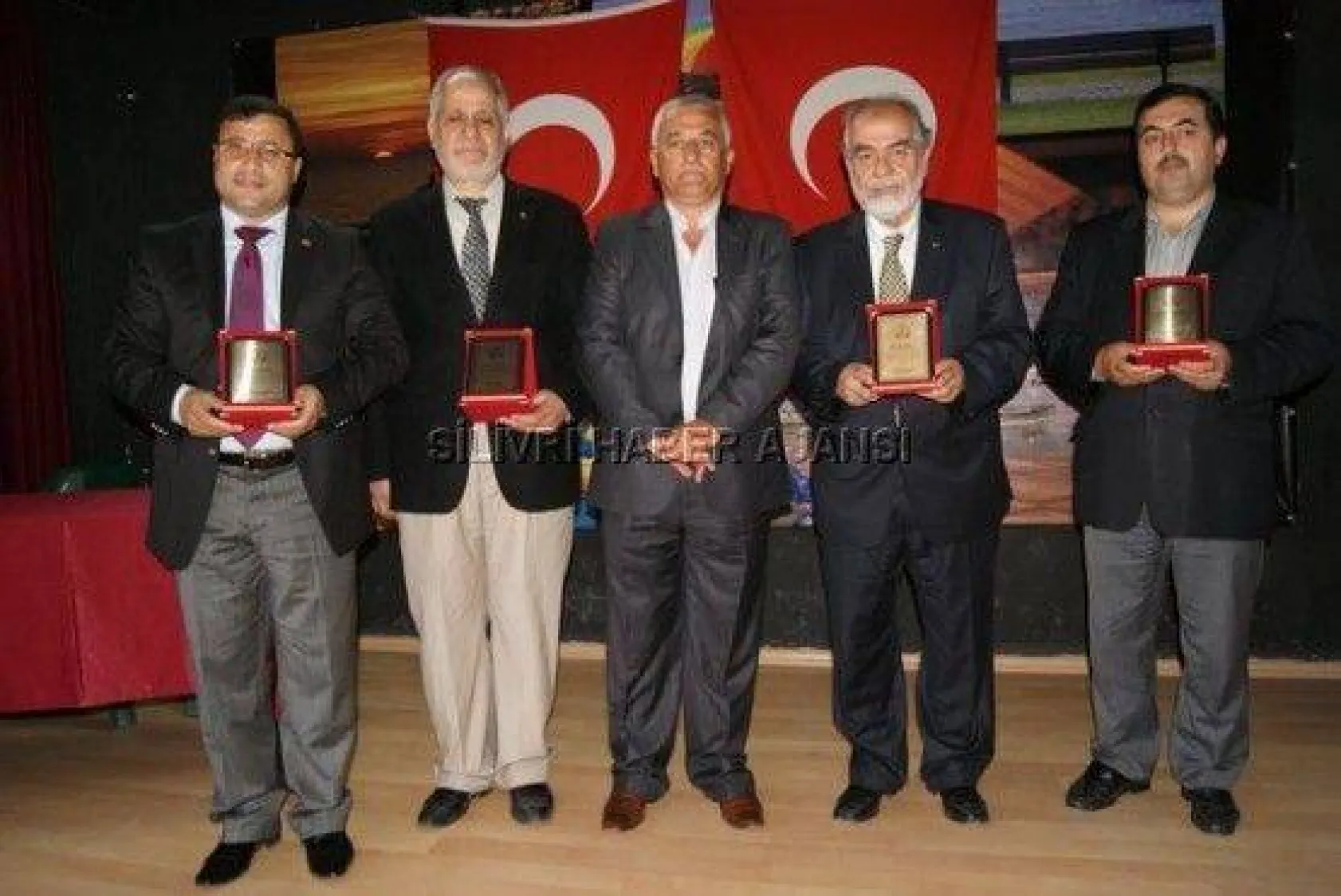 İmam Hatipliler'den Karakaş'a Teşekkür Plaketi