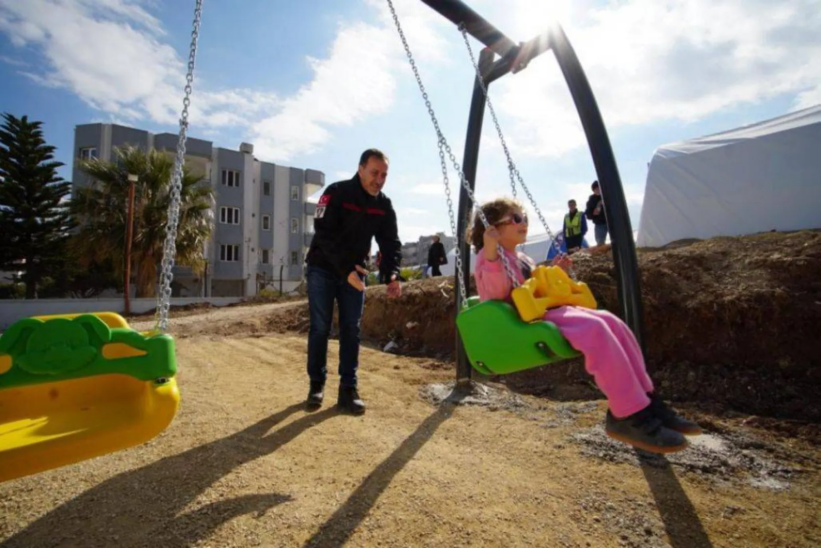 Başkan Yılmaz Hatay'da çadır köyleri ziyaret etti