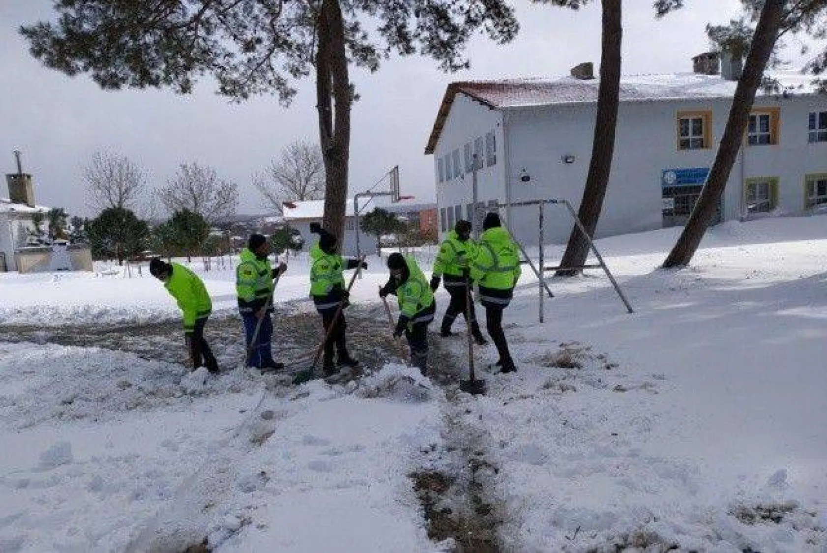 Okul Bahçeleri Öğrenciler İçin Temizlendi