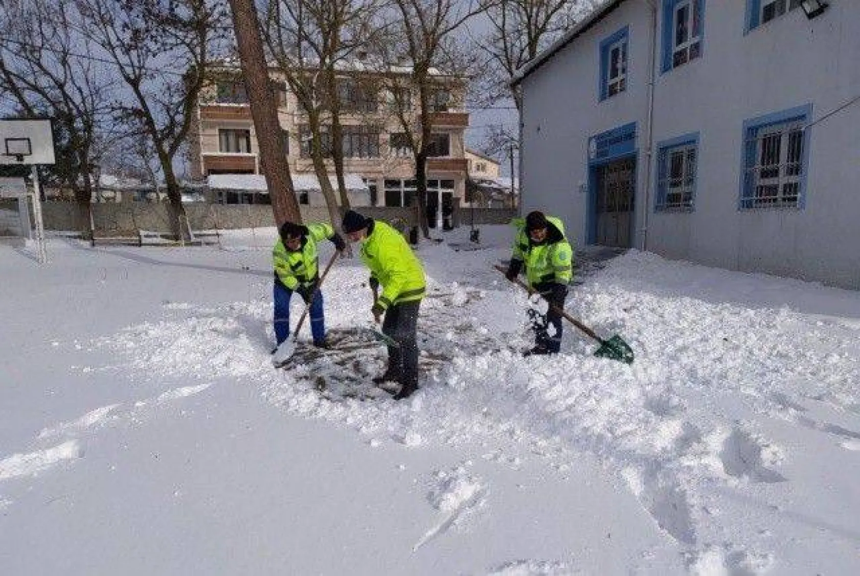 Okul Bahçeleri Öğrenciler İçin Temizlendi