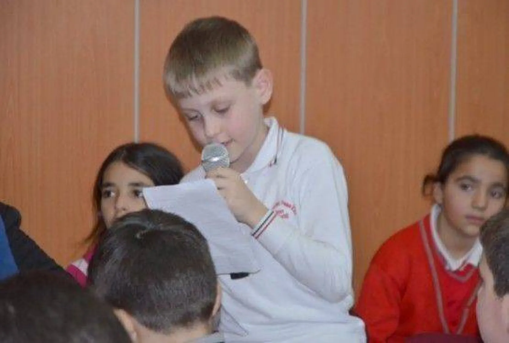 Işıklar miniklere kitap okudu