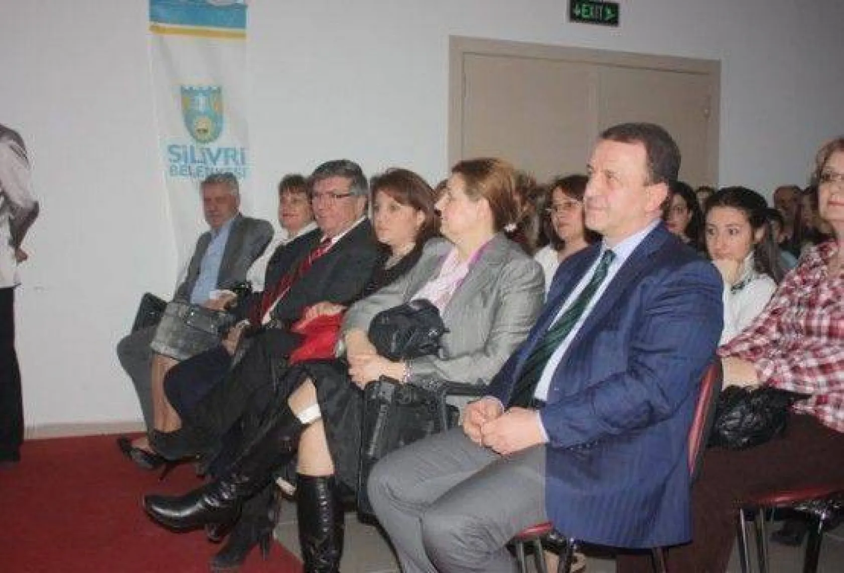 Ev Ev Değil Tımarhane Ayakta Alkışlandı