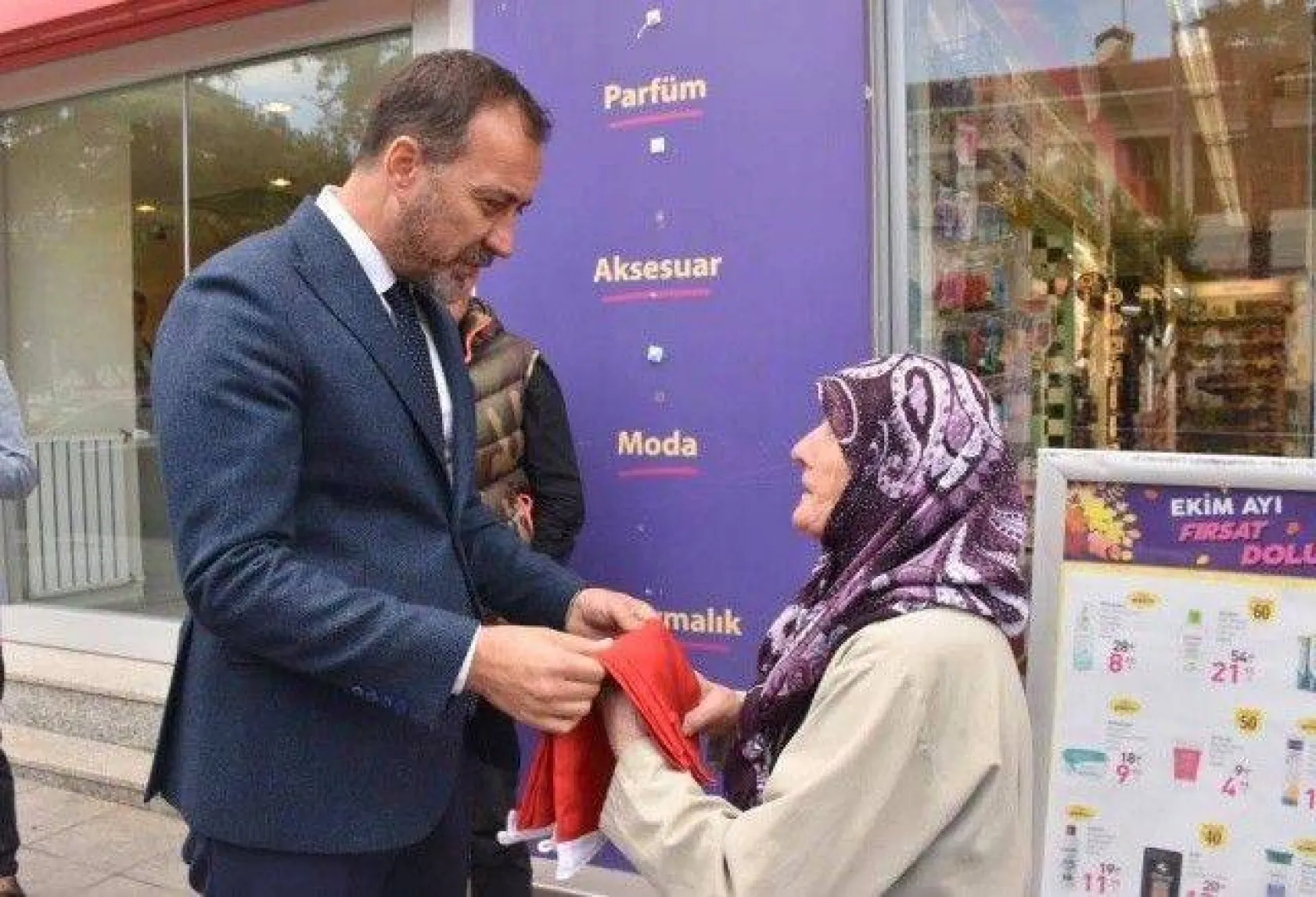 Barış Pınarı Operasyonuna destek için Türk Bayrağı dağıtıldı