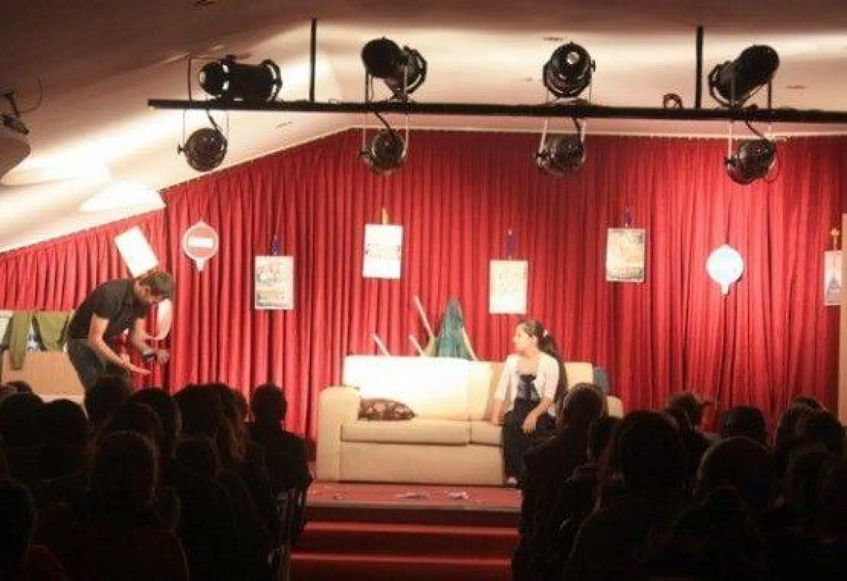 Ev Ev Değil Tımarhane Ayakta Alkışlandı