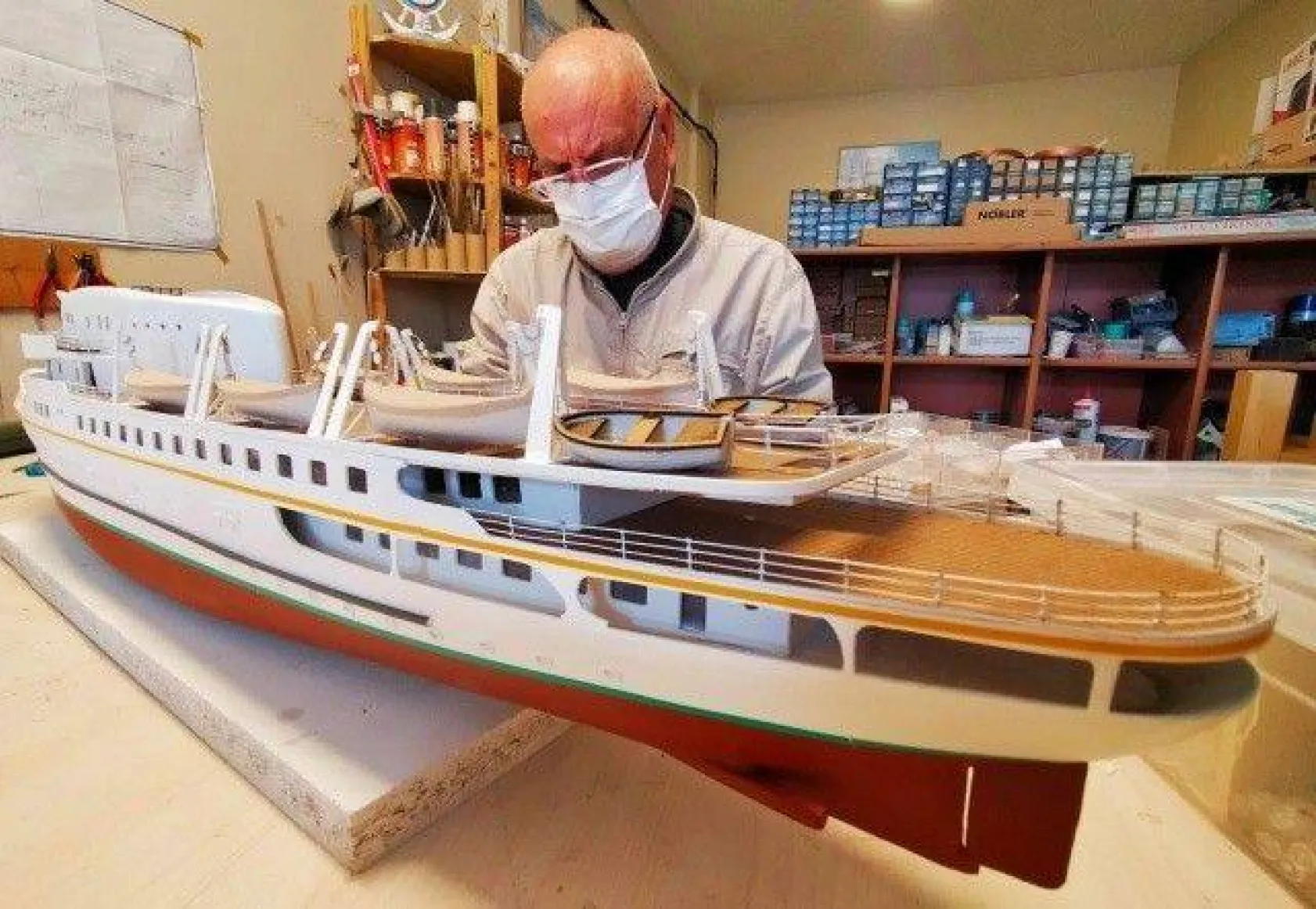 Binlerce parça kullanıp şaheser gemiler üretiyor