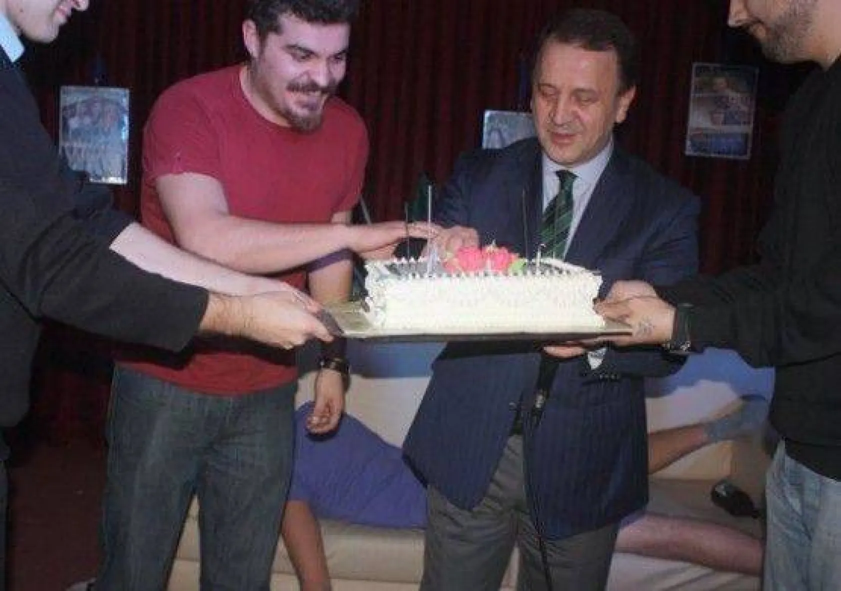 Ev Ev Değil Tımarhane Ayakta Alkışlandı