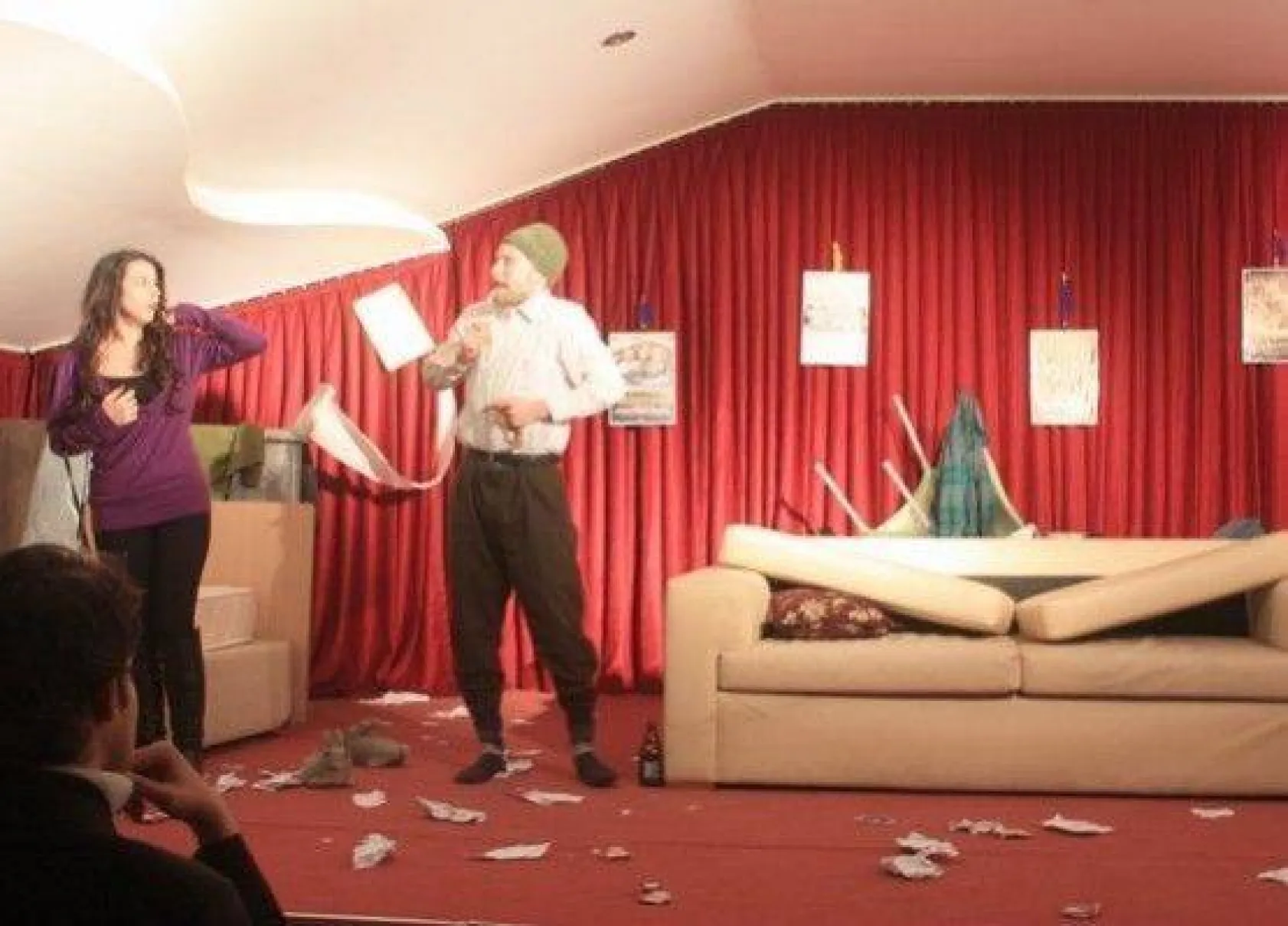 Ev Ev Değil Tımarhane Ayakta Alkışlandı