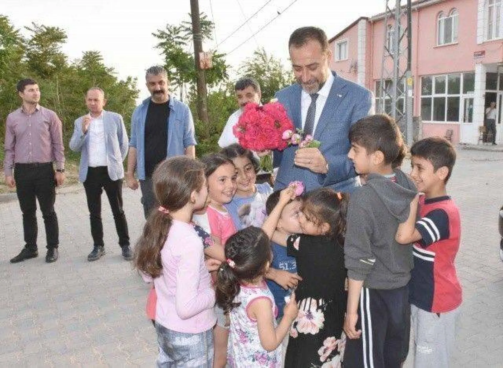 Başkan Yılmaz'dan 20 Bin Çocuğa Bayram Kıyafeti